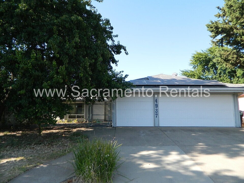 4937 Palm Ave in Sacramento, CA - Building Photo