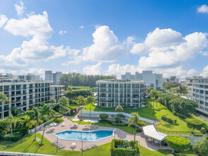 Sutton Place in Palm Beach, FL - Building Photo - Building Photo