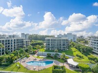 Sutton Place in Palm Beach, FL - Foto de edificio - Building Photo