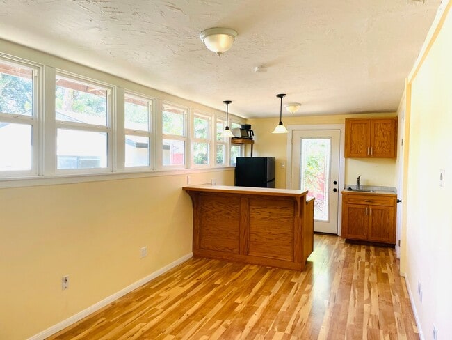 401 Burnham Rd in Oak View, CA - Foto de edificio - Building Photo