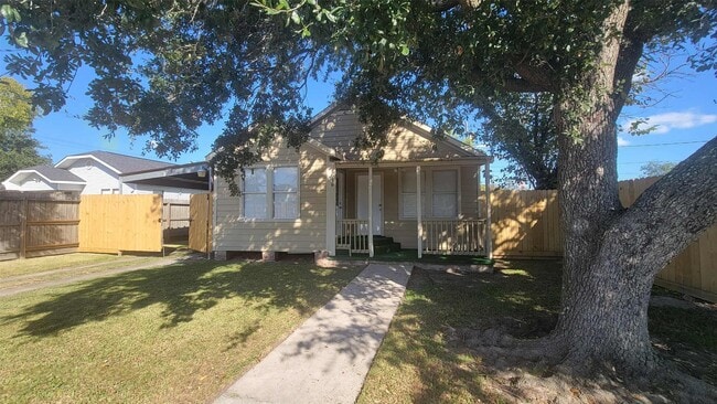 property at 1016 N Commerce St