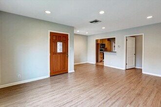 5863 Alonzo Ave in Encino, CA - Foto de edificio - Building Photo