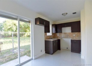 1980 NW 54th St-Unit -A in Miami, FL - Building Photo - Building Photo