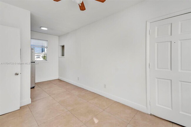 1060 SW 2nd St-Unit -3 in Miami, FL - Building Photo - Building Photo
