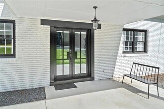 356 W Wieuca Rd NE in Atlanta, GA - Foto de edificio - Building Photo