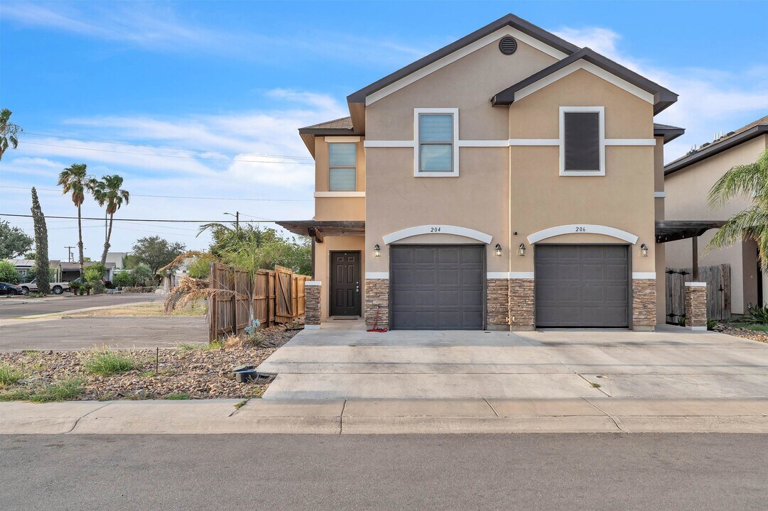 204 Welland Dr in Laredo, TX - Building Photo