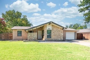 2942 Esterbrook Dr in Farmers Branch, TX - Building Photo