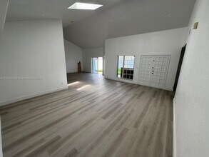 8754 NW 149th Ter in Miami Lakes, FL - Foto de edificio - Building Photo