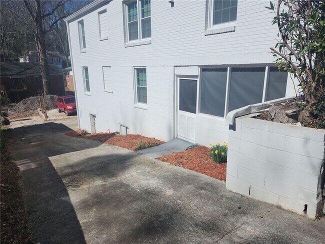 5 Burbank Dr SW in Atlanta, GA - Building Photo - Building Photo