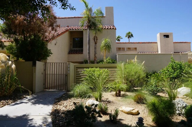 132 Desert W Dr in Rancho Mirage, CA - Building Photo - Building Photo