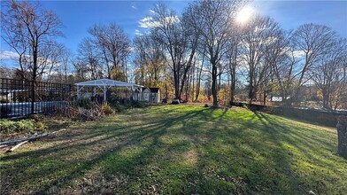 3 Greentree Dr S in Hyde Park, NY - Building Photo - Building Photo