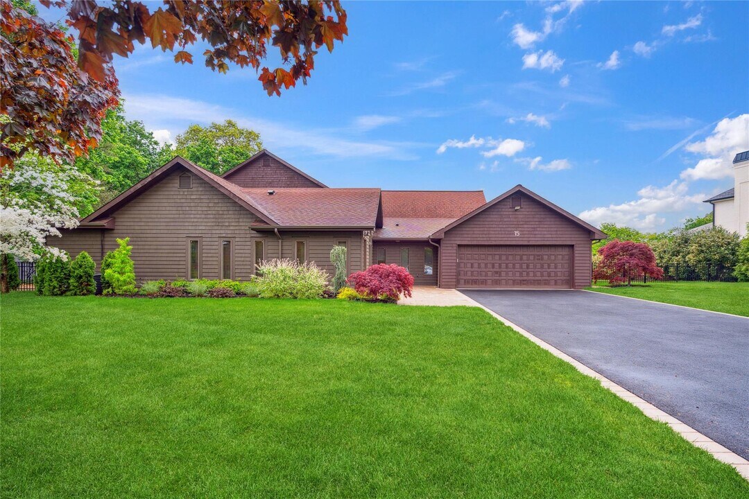 15 Parkway Dr in Roslyn Heights, NY - Building Photo
