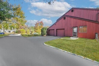 8 Mondavi Ln in East Setauket, NY - Building Photo - Building Photo