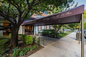 St. Regis in Forest Hills, NY - Foto de edificio - Building Photo