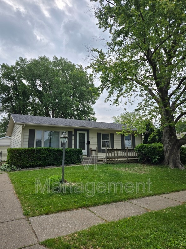 property at 3433 Somerset Dr