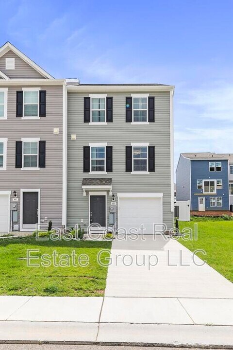 40 Clifton Mnr in Falling Waters, WV - Building Photo