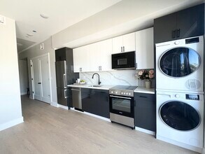 872 Broadway, Unit 202 in Somerville, MA - Building Photo - Building Photo
