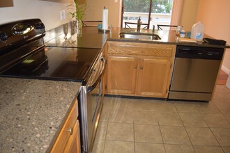 9745 Lake Shore Dr in Gaithersburg, MD - Foto de edificio - Building Photo