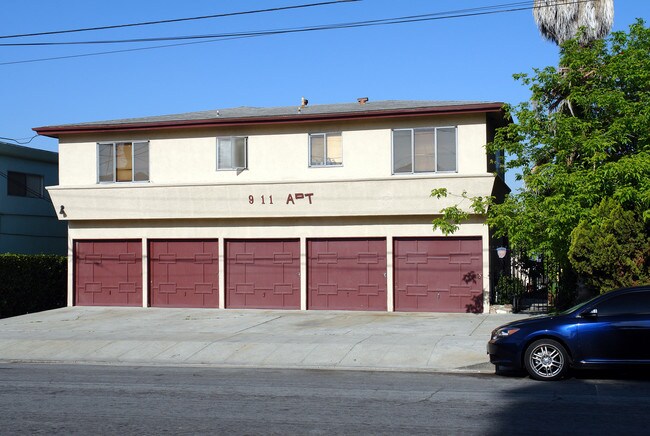 911 Edgewood St in Inglewood, CA - Building Photo - Building Photo