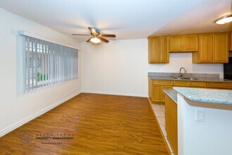 740 S St Andrews Pl, Unit 17 in Los Angeles, CA - Building Photo - Building Photo