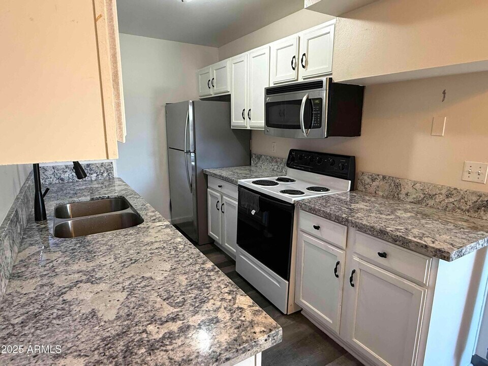 5921 W Golden Ln in Glendale, AZ - Building Photo