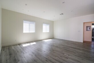 14252 Erwin St in Los Angeles, CA - Building Photo - Building Photo