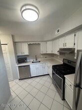 325 Kingsbridge Ct in Old Bridge, NJ - Building Photo - Building Photo