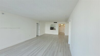20515 E Country Club Dr, Unit 1249 in Miami, FL - Foto de edificio - Building Photo