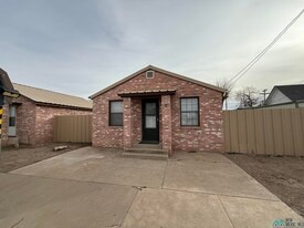 211 W Chisum Ave in Artesia, NM - Building Photo