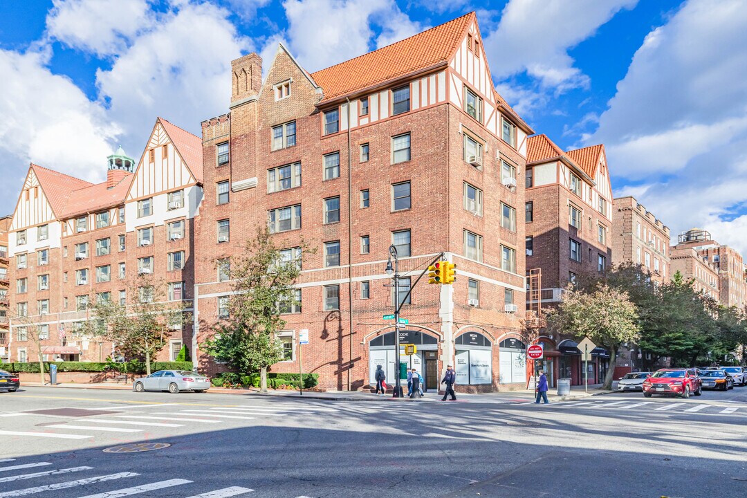 10914 Ascan Ave in Forest Hills, NY - Foto de edificio