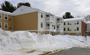 Spring Gate Apartments in Rockland, MA - Foto de edificio - Building Photo