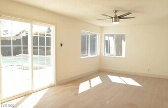 124 Null Ln in Las Vegas, NV - Building Photo - Building Photo