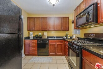 18350 Hatteras St, Unit 138 in Tarzana, CA - Building Photo - Building Photo