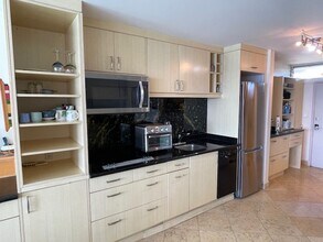 2877 Kalakaua Ave in Honolulu, HI - Building Photo - Building Photo