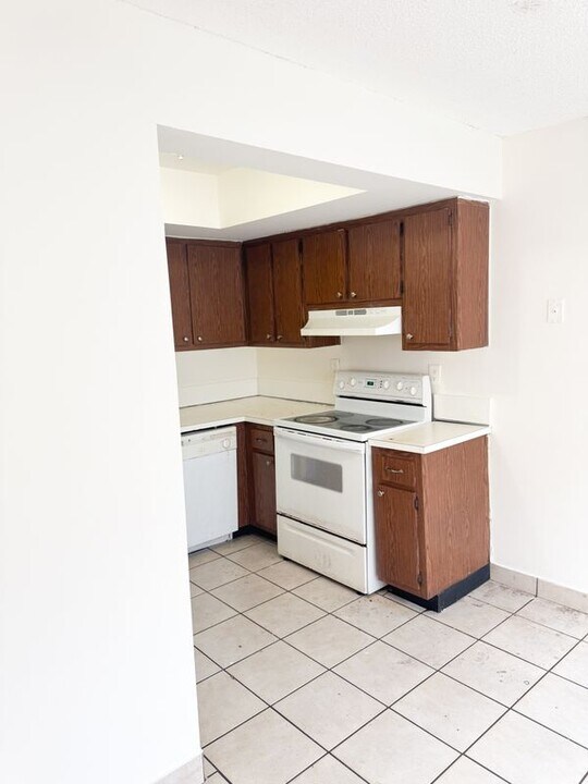 5944 NW 21st St in Lauderhill, FL - Building Photo