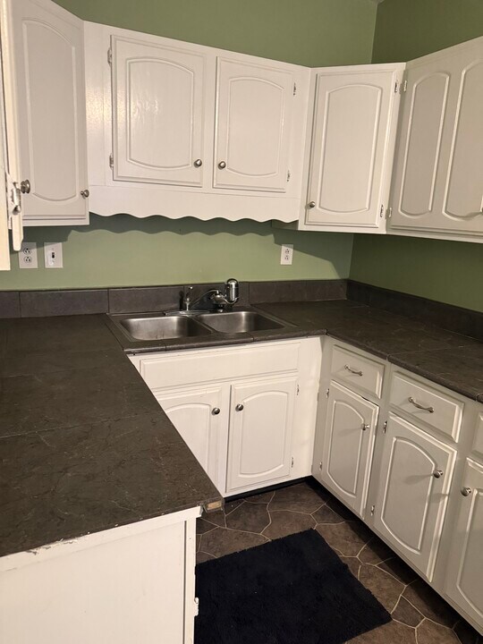 16 Harrington Rd, Unit 2 in Charlton, MA - Building Photo