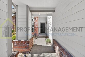 8932 Hollowstone Way in Sacramento, CA - Building Photo - Building Photo