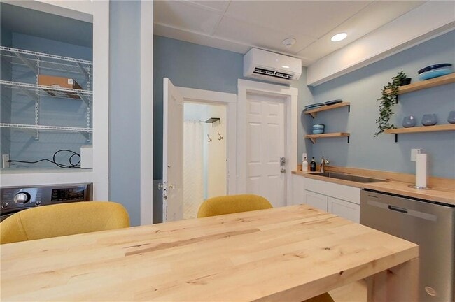 382 Spring St in Newport, RI - Foto de edificio - Building Photo