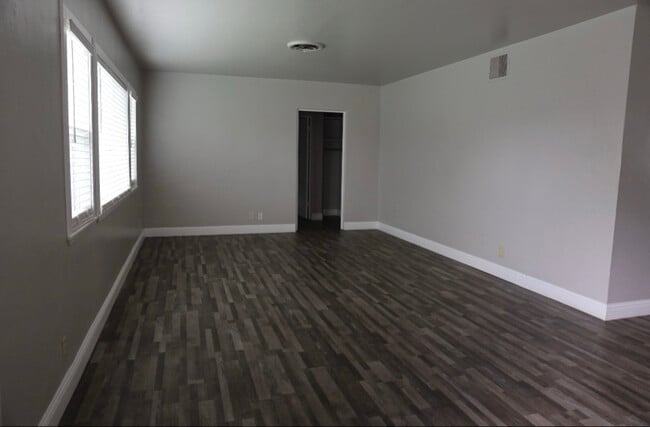 1424 Sycamore Dr in Wasco, CA - Foto de edificio - Building Photo