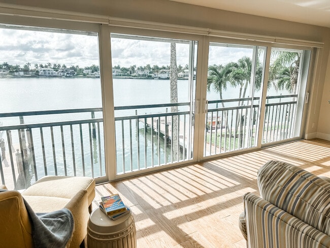 property at 2800 Gulf Shore Blvd N