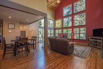 2409 NE 8th St in Bend, OR - Foto de edificio - Building Photo