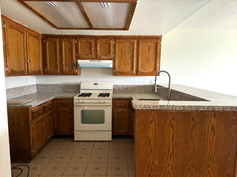 1327 Pacheco Rd-Unit -A in Bakersfield, CA - Building Photo