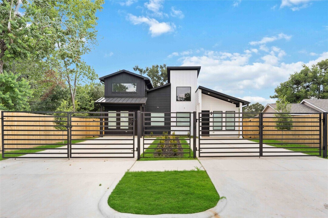 7315 Eisenhower Rd in Houston, TX - Building Photo