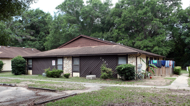 6831 Tiki Ln in Pensacola, FL - Foto de edificio - Building Photo