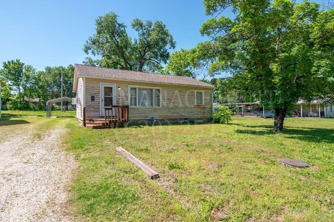 1007 W 1st St in Coffeyville, KS - Building Photo