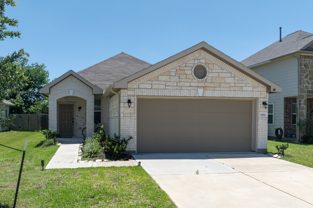 6131 Carnaby Ln in Rosenberg, TX - Building Photo