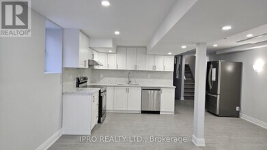 5265 Springbok Crescent in Mississauga, ON - Building Photo - Building Photo