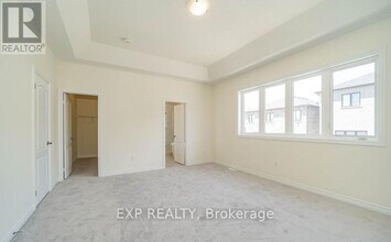 1174 Plymouth Dr in Oshawa, ON - Building Photo - Building Photo