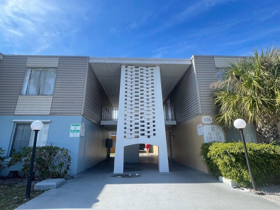 1500 Crescent Cir in Lake Park, FL - Building Photo