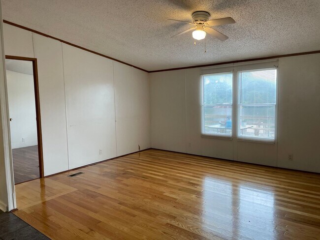 102 Shelby St in Rhodhiss, NC - Building Photo - Building Photo